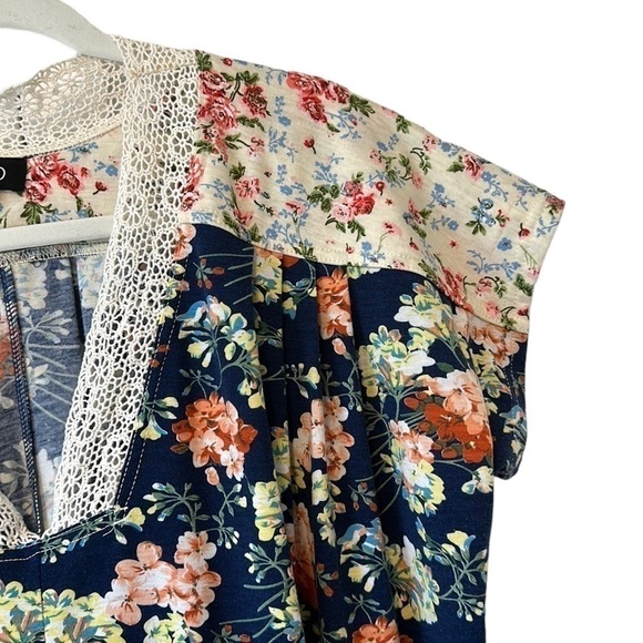 Gigio Mixed Floral Boxy Top - Size Medium / Large - Picture 6 of 8